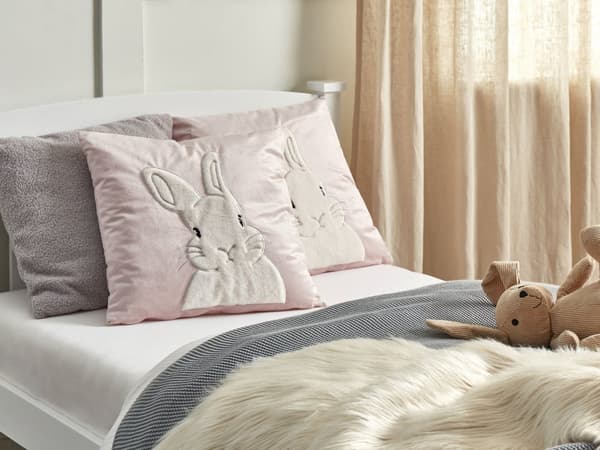 Sett med 2 stk. rosa puter i fløyelsstoff av polyester med kaninmønster 45 x 45 cm Puter til barn