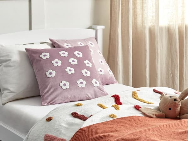 Sett med 2 stk. puter i lilla fløyelsstoff av polyester med blomstermønster 45 x 45 cm Puter for barn