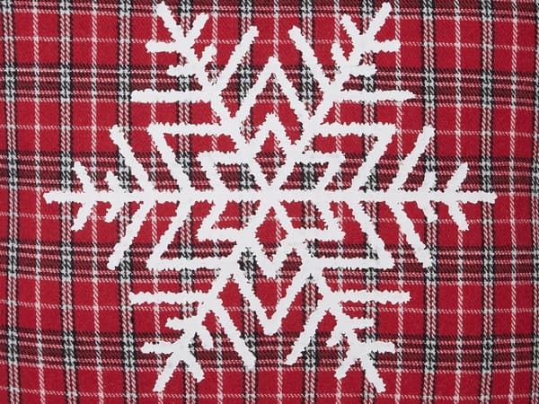 2 st prydnadskuddar i rött polyestertyg med tartanmönster och julmotiv 45 x 45 cm