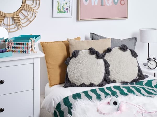 Set med 2 Prydnadskuddar Off-White Bomull ⌀ 40 cm med Mörkgrå Tofsar Rund Form Vardagsrum Sovrum