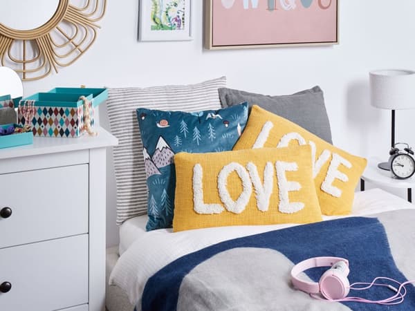 Set med 2 Dekorativa Prydnadskuddar Gul Bomull 30 x 50 cm med Vit Text Vardagsrum Sovrum