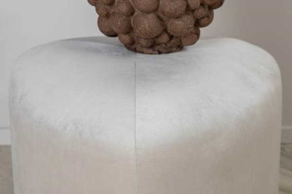 Peg puff, fotskammel Ø46cm velour hvit.