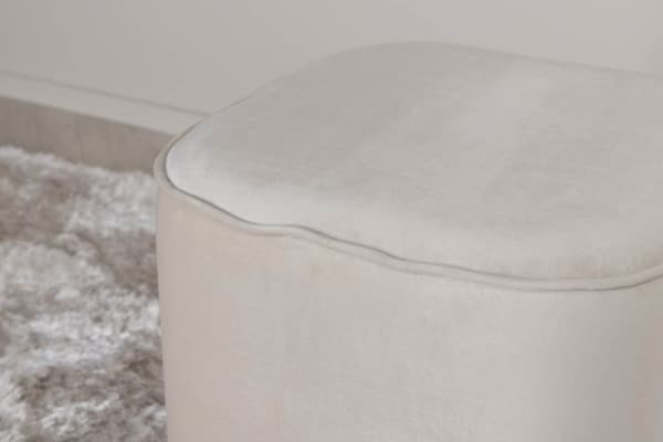 Piff puf, fodskammel Ø44cm velour hvid.