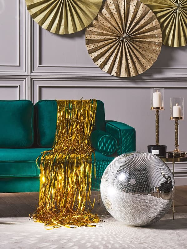 Sofa Chaiselong Grøn Velour Guld Metalben Blød Lille Hjørnesofa Daybed med Ryg Højrevendt Tilbehør Pude Stue Inspiration Glamour Eklektisk