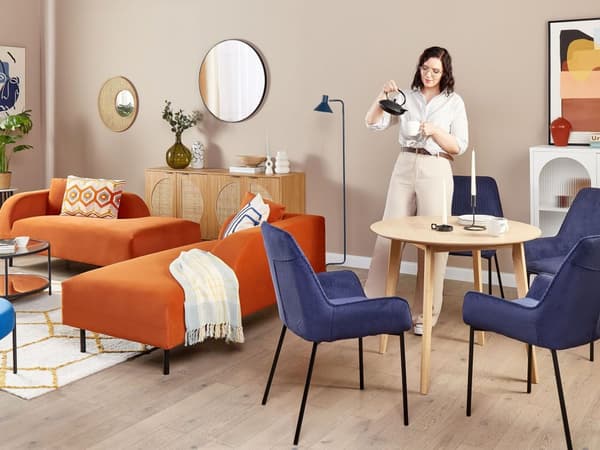 Divaani oranssi samettiverhoilu rautajalat vasenkätinen koristetyyny kahdelle retro moderni