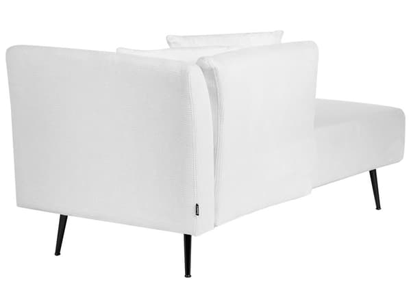 Hvid polstret polyesterchaiselong med metalben og dekorative hynder i moderne design til stuen