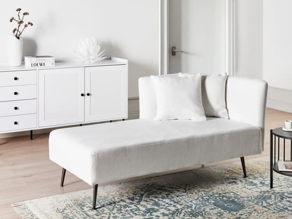 Hvid polstret polyesterchaiselong med metalben og dekorative hynder i moderne design til stuen