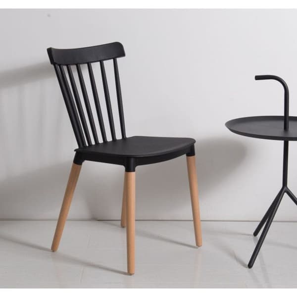 Svart stol i skandinavisk stil med stänger POP-modell - KOSMI - Svart hartsskal, ben i naturligt trä