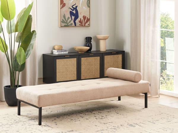 Divaani beige bukleekangas verhoiltu puu rautajalat kolmelle koristetyynyllä moderni tyyli