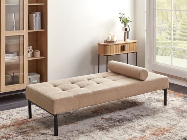 Divaani beige bukleekangas verhoiltu puu rautajalat kolmelle koristetyynyllä moderni tyyli