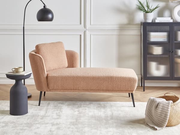 Venstrevendt knækket beige boucle chaiselong med hynde retro stuemøbler stue opholdsrum
