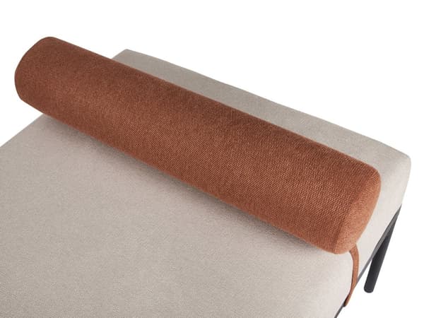 Divaani vaaleanbeige kullanruskea tekopellava verhoiltu mustat rautajalat koristetyynyllä retro tyyli