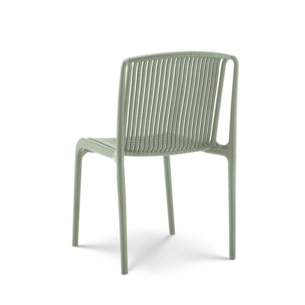 Set med 4 gröna trädgårds- eller terrassstolar i polypropylenhar.