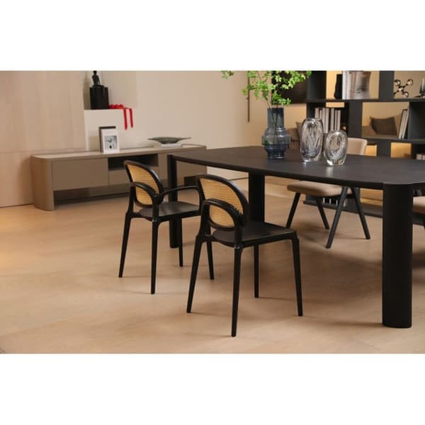 Soffa med svart struktur, trä sits och naturlig flätning