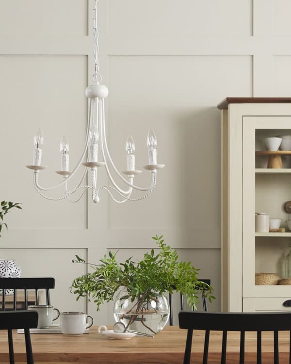 Lysekrone i Hvid Metal 117 cm Dekorativ 5 Armet Pendel Lampe Gammeldags Retro Design til over Spisebord Tilbehør Indretning Soveværelse