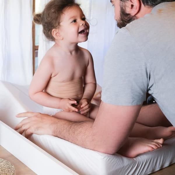 BÉABA - Skötbädd Sofalange - Tillverkad i Frankrike - Patenterad koncept - Lutande skötbord - Minskar reflux - Oekotex - Vit