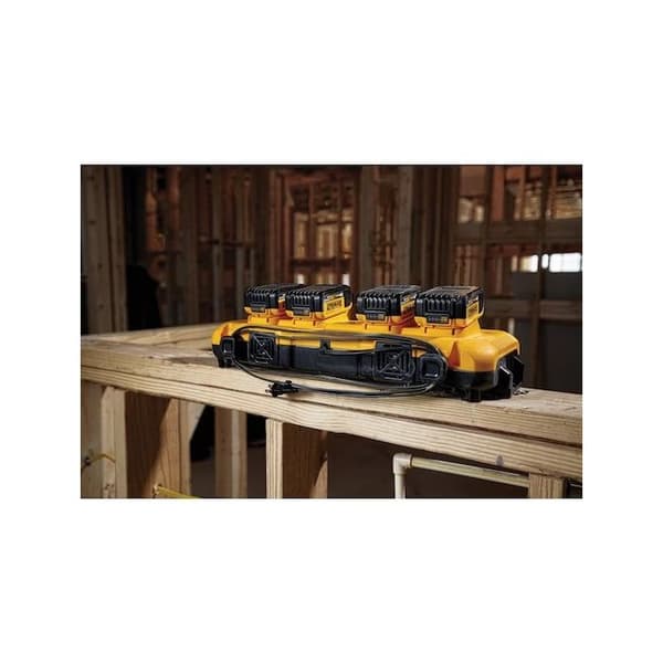 4-portars laddare - DEWALT - DCB104-QW - XR Li-Ion - Laddningstid 60 min
