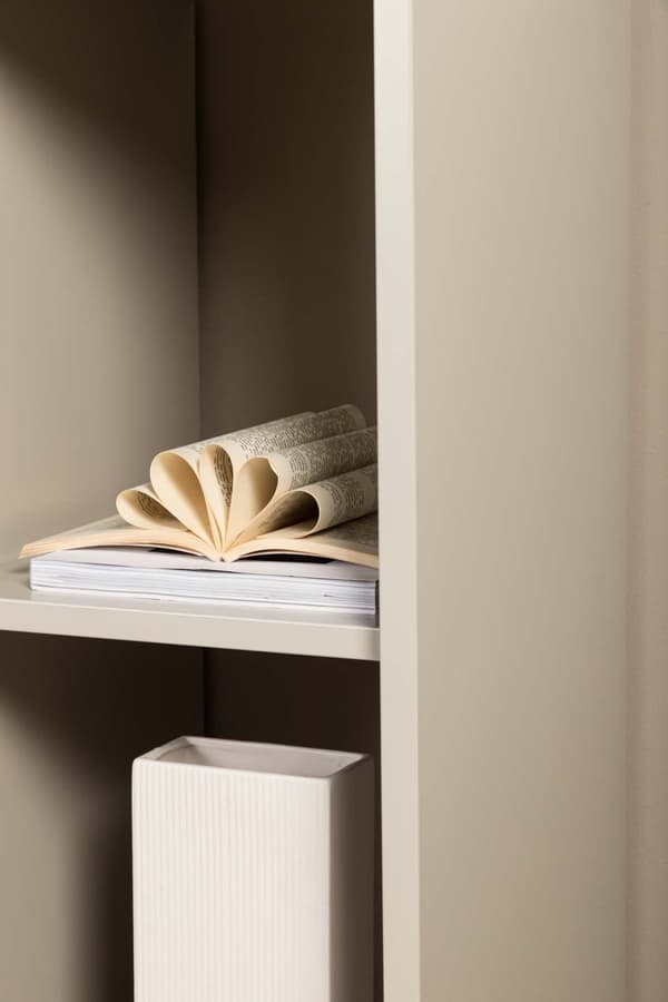 Piring skjenk 2 dører 1 hylle beige.