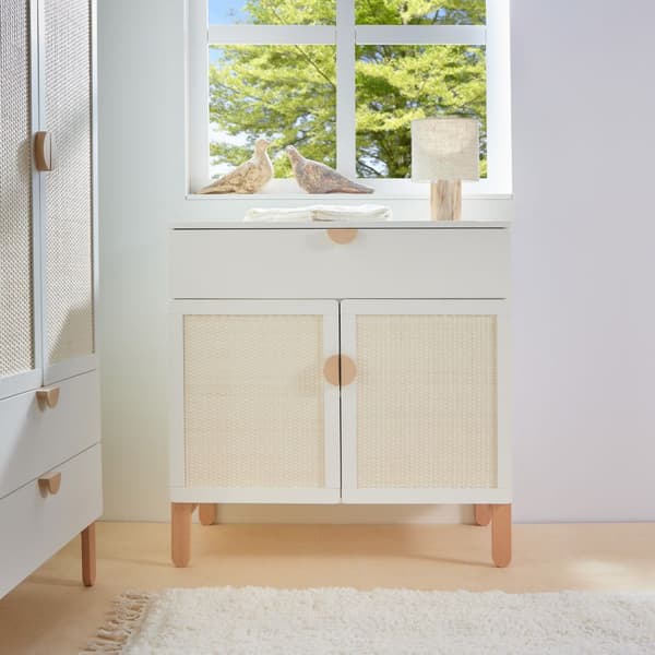 Barnbokhylla med dörrar och öppna fack 103x167 cm – vit / latte / grå – lättåtkomlig och säker