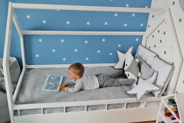 Puinen pinnasänky - talon sänky - sis. ECO-patja - 160x80 - esteet - valkoinen