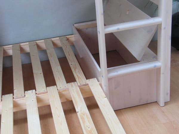 Kids højseng med sofa, skriveplade og reol hvid/grå.