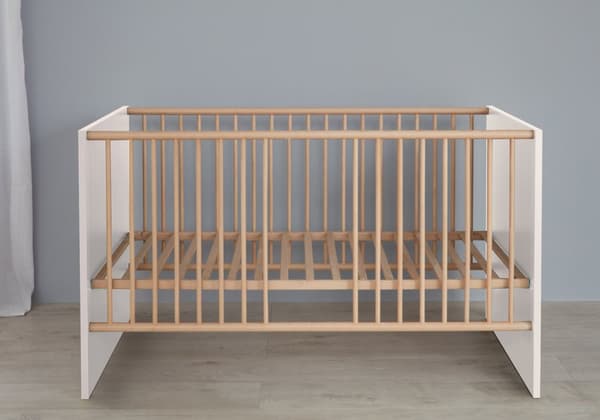 MatsBaby barneseng 1 åpent rom  hvit .
