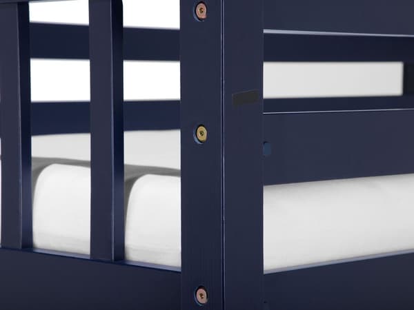 Køyeseng marineblå furu 90 x 200 cm høy seng med stige til barnerom Juniorseng Skandinavisk design soverom inspirasjon Sengestativ