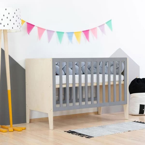 Utvecklingssäng för baby i naturlig lackerad färg + grå spjäll 60 x 120 cm
