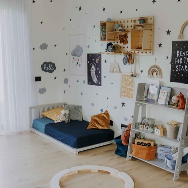 Korotettu lapsen sänky, lattiasänky, Montessori-sänky, taaperosänky, puulattiasängyn runko, puinen sängynrunko, telttasänky, lastensänky, syntymäpäivä