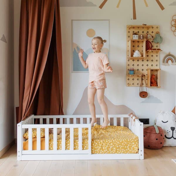 Småbarnsseng, Sengeramme i gulv, Sengeramme i massivt træ, Montessori seng, Børneseng, Dagseng, Sovesofa, Småbørnsgulvseng, Montessori seng