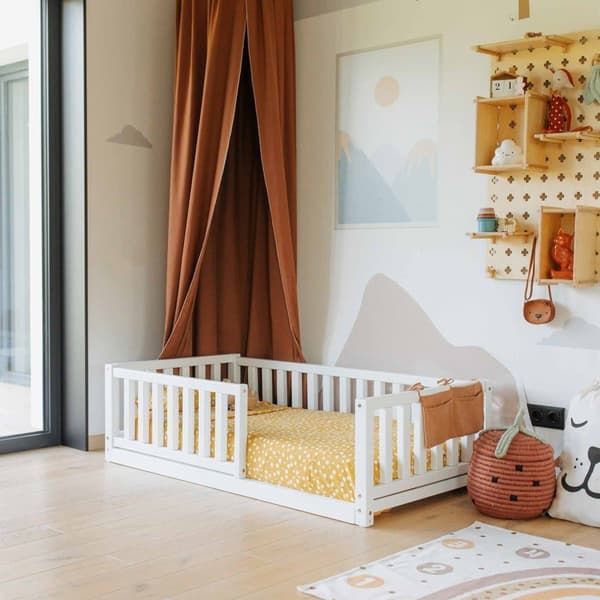 Småbarnsseng, Sengeramme i gulv, Sengeramme i massivt træ, Montessori seng, Børneseng, Dagseng, Sovesofa, Småbørnsgulvseng, Montessori seng