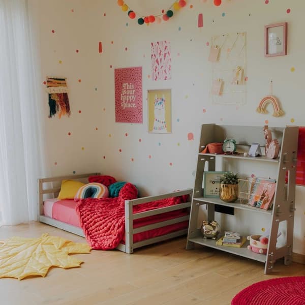 Montessori børneseng - Lav seng med platform til børn - Montessori sengestel til tumling - Montessori møbler til børneværelset - Seng til dreng