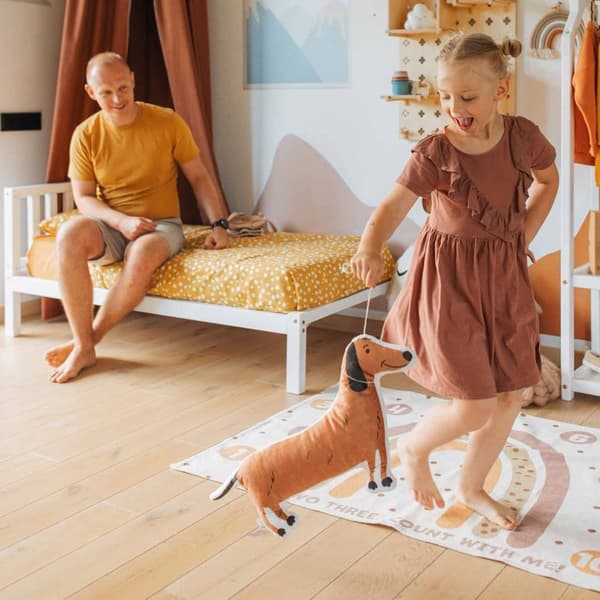 Barnsäng på ben med en sänggavel
