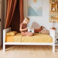 Pikkukuva 7 / 10: Korotettu lastensänky jaloilla, jossa on sängynpääty ja jalkopääty