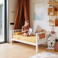 Pikkukuva 1 / 10: Korotettu lastensänky jaloilla, jossa on sängynpääty ja jalkopääty