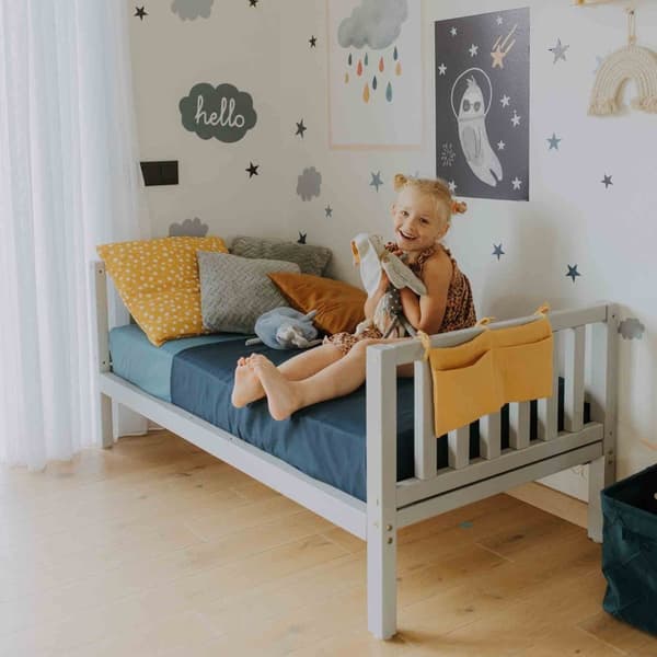 Korotettu lastensänky jaloilla, jossa on sängynpääty ja jalkopääty