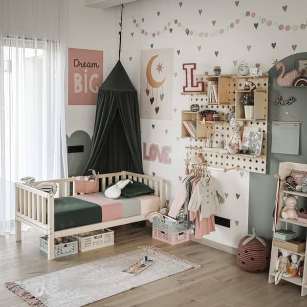Småbarnssäng med Sängkanter – Träsäng för Barn – Barnsäng med Räcken – Montessori Sängram för Barn