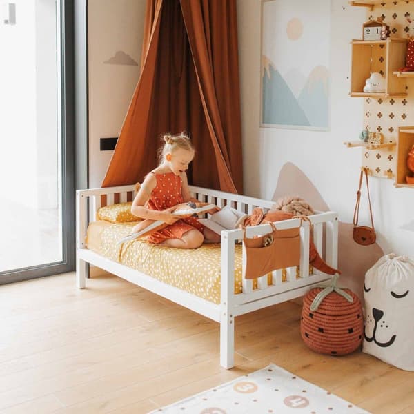 Småbarnssäng med Sängkanter – Träsäng för Barn – Barnsäng med Räcken – Montessori Sängram för Barn