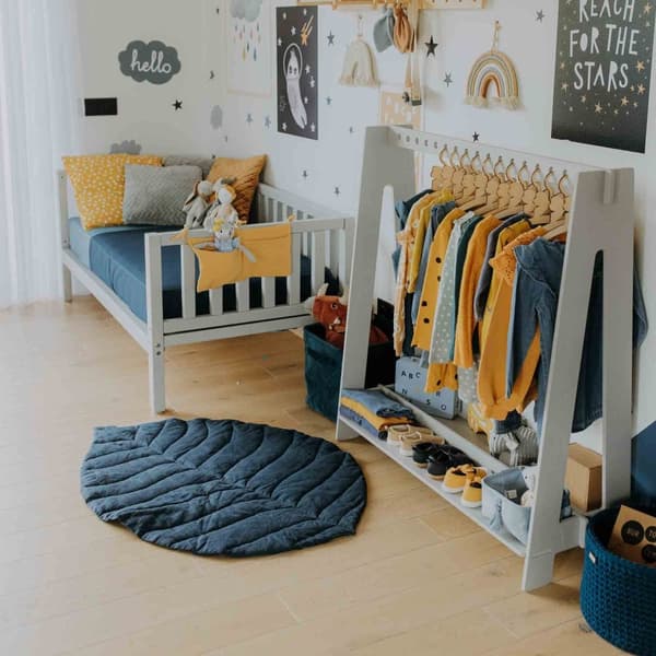 Småbarnssäng med Sängkanter – Träsäng för Barn – Barnsäng med Räcken – Montessori Sängram för Barn