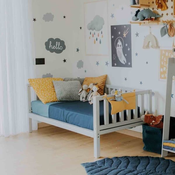 Småbarnssäng med Sängkanter – Träsäng för Barn – Barnsäng med Räcken – Montessori Sängram för Barn