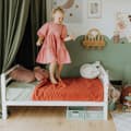 Pikkukuva 3 / 10: Lastensänky jaloilla, jossa on vaakasuora sälepääty ja -jalkopääty