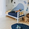 Pikkukuva 8 / 11: Lasten Sänky - Lastensänky Puusta - Turvakaiteellinen Sänky - Matala Lastensänky - Yhteisnukkumissänky - Montessori Huonekalut - Pojan Sänky