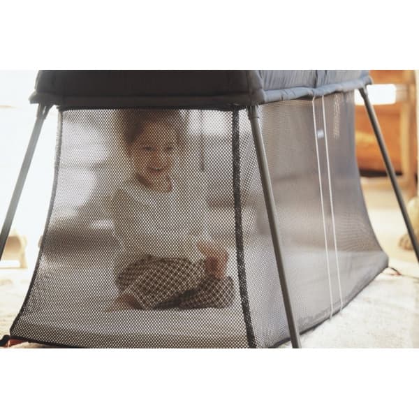 BabyBjörn Travel Crib Light resesäng med lakan, Svart/Bomull, Vit