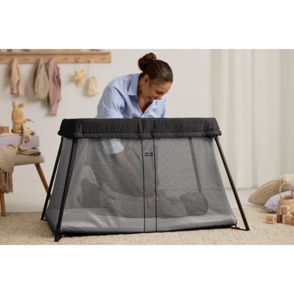 BabyBjörn Travel Crib Light resesäng med lakan, Svart/Bomull, Vit
