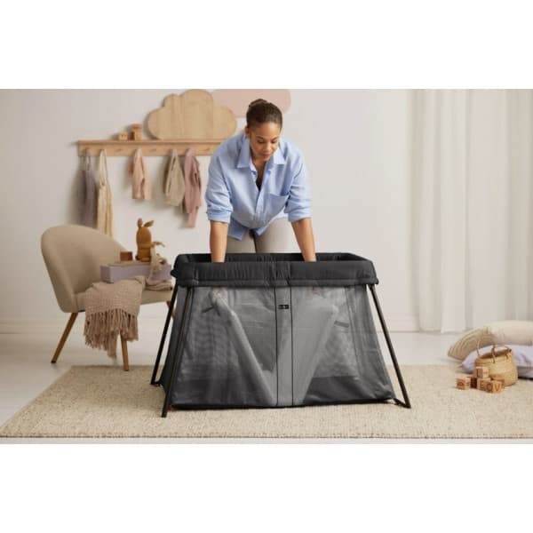 BabyBjörn Travel Crib Light resesäng med lakan, Svart/Bomull, Vit