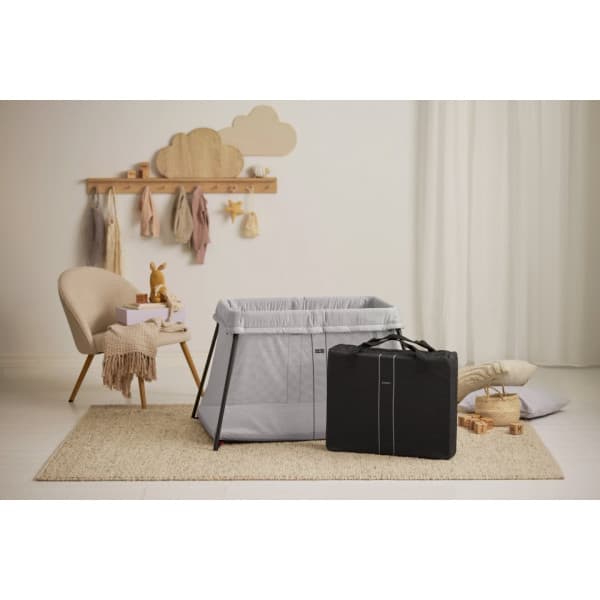 BabyBjörn Travel Crib Light resesäng med lakan, Silver/Organisk bomull, Vit