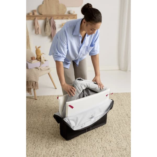 BabyBjörn Travel Crib Light resesäng med lakan, Silver/Organisk bomull, Vit