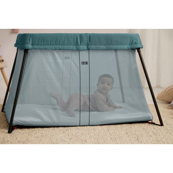 BabyBjörn Travel Crib Light resesäng med lakan, Mörkgrön/Bomull, Vit
