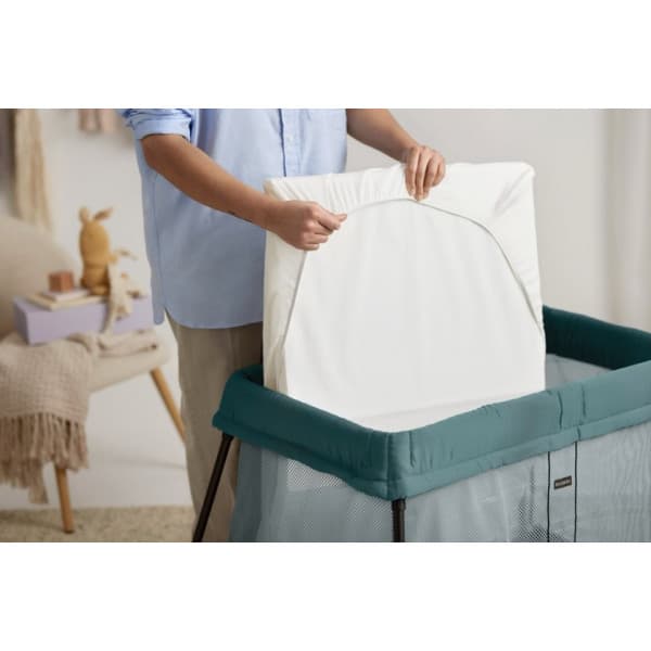 BabyBjörn Travel Crib Light resesäng med lakan, Mörkgrön/Bomull, Vit