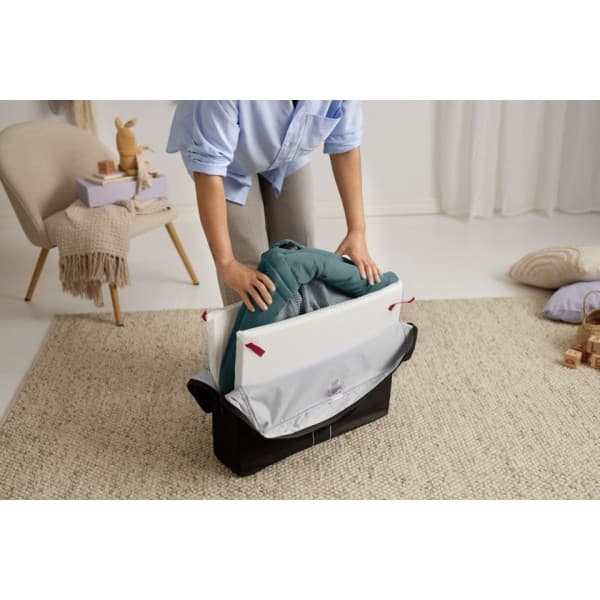 BabyBjörn Travel Crib Light resesäng med lakan, Mörkgrön/Bomull, Vit